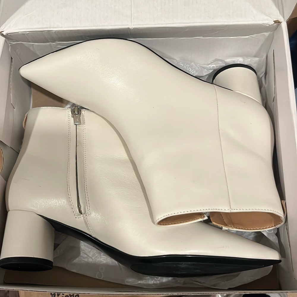 Calvin Klein Ivory Leather Genoa Ankle Boot Sz 8, Great Condition!